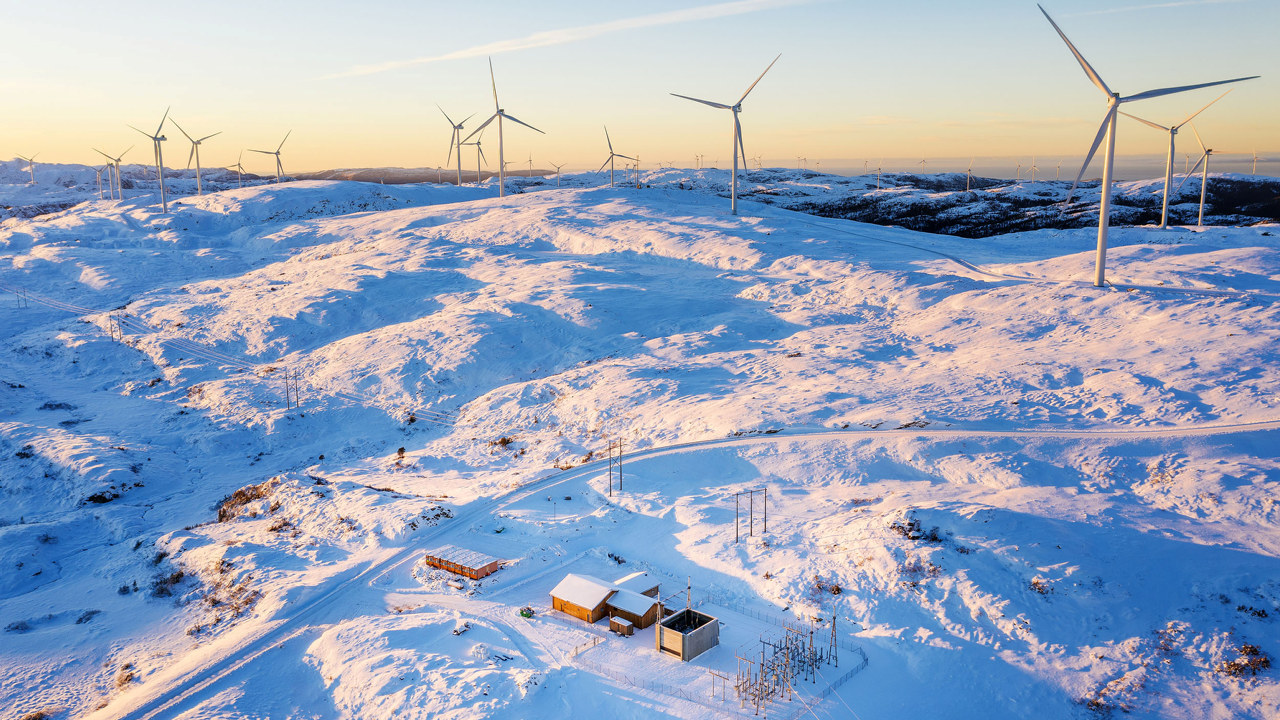 Foto: Roan vindpark på vinteren med snø.