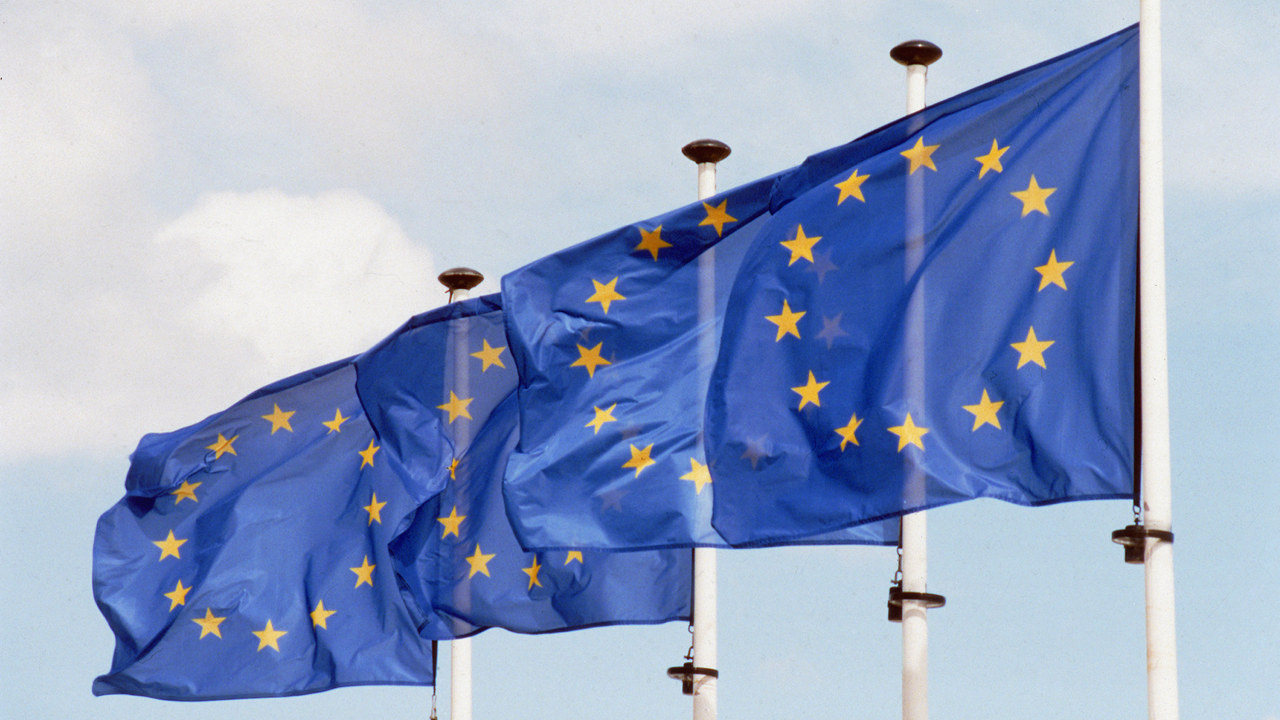 EU flagg på rekke og rad