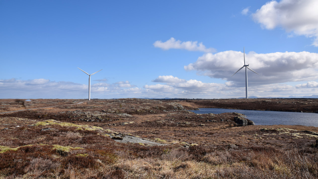Foto: Vindmøller i naturlandskapet på Smøla.