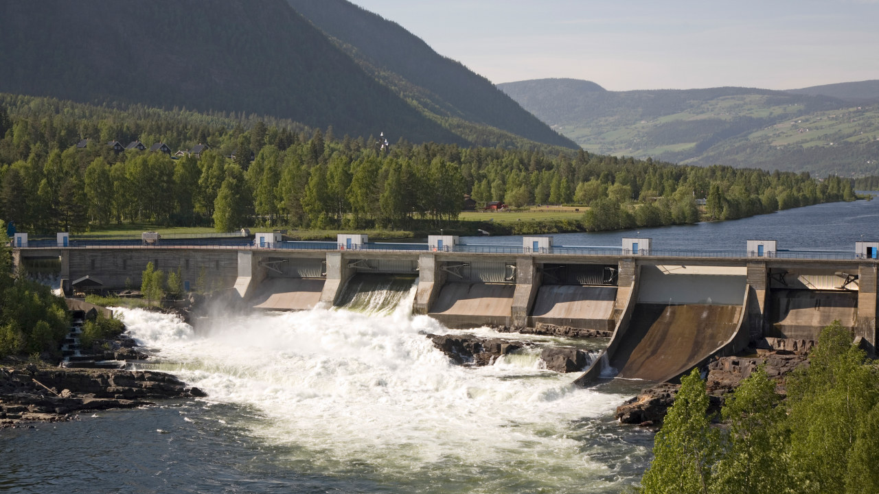 Bent NordengAvgiftsfri arkivbilde-ID: 1564036A small dam and power plant in Gudbrandsdal, eastern Norway - Bilde