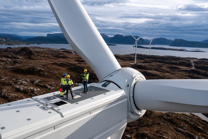 Terje Aasland oppe på en turbin på en vindmølle