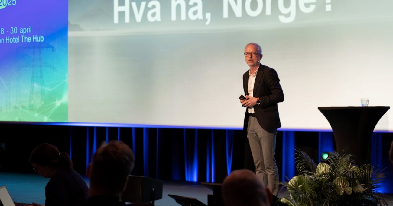 Bård Vegar Solhjell holder avsluttende innlegg på årskonferansen 2025.