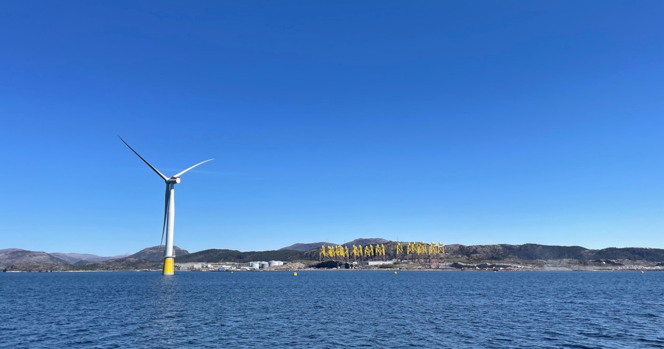 Turbinene til Equinors prosjekt Hywind Tampen. Her utenfor Gulen i Vestland, før de ble slept ut i Nordsjøen. Mai 2023.