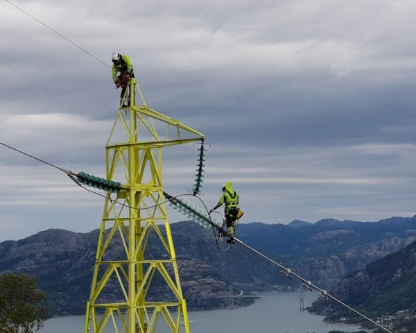 Arbeid med å bytte linjetråd og tilhørende komponenter på eksisterende linje mellom Sandnes og Lysebotn på grunn av alder og tilstand.